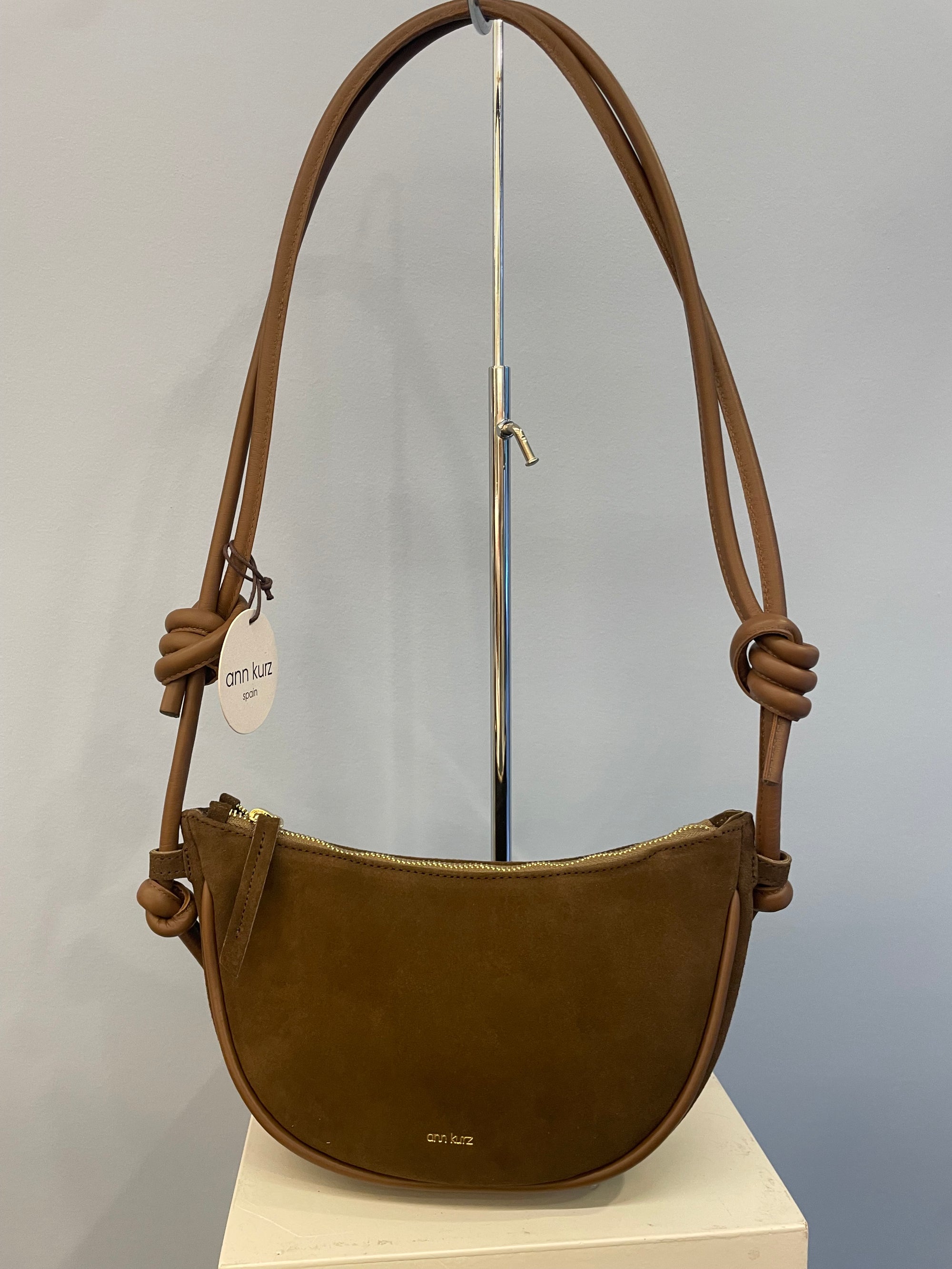Ann Kurz crossbody tasje - Mini Halfmoon - suede mix fango