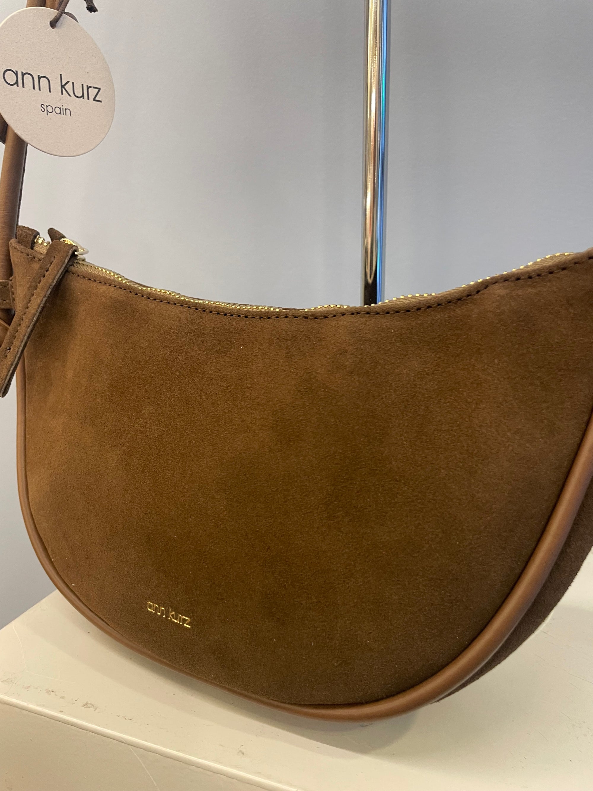 Ann Kurz crossbody tasje - Mini Halfmoon - suede mix fango