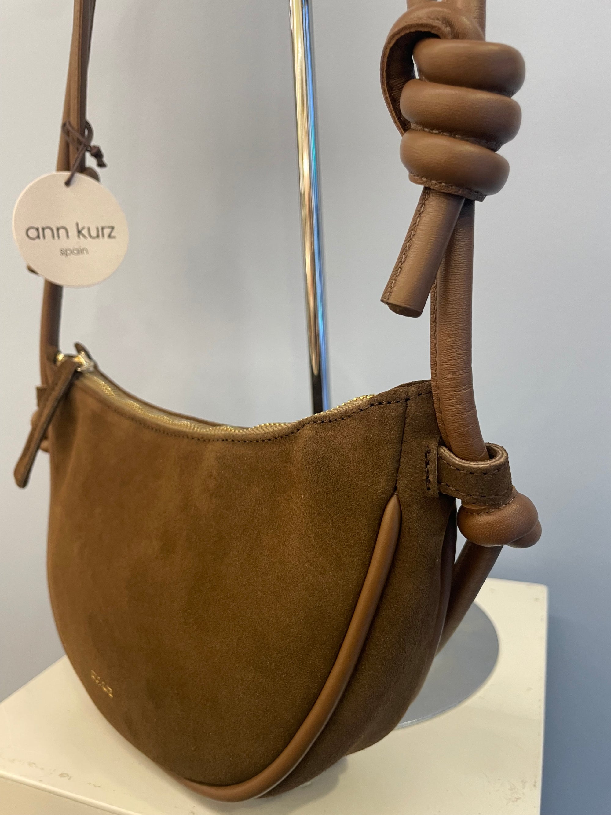 Ann Kurz crossbody tasje - Mini Halfmoon - suede mix fango